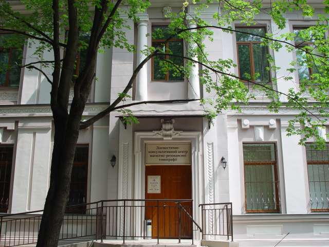 Головний вхід в мрт центр у Харкові