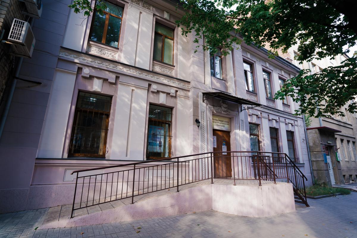 Вхід до центру МРТ Скен Лайф у Харкові – фасад будівлі